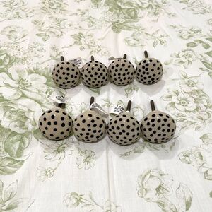 NWT Set of 8 Black and White/Cream Knobs